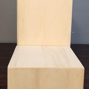 Puede incluir: Una pila de seis cajas de madera sin terminar, cada una con una superficie lisa de color marr&oacute;n claro. Las cajas est&aacute;n apiladas en forma de pir&aacute;mide, con la caja m&aacute;s grande en la parte inferior y la m&aacute;s peque&ntilde;a en la parte superior. Las cajas est&aacute;n hechas de madera contrachapada y tienen una veta de madera natural.