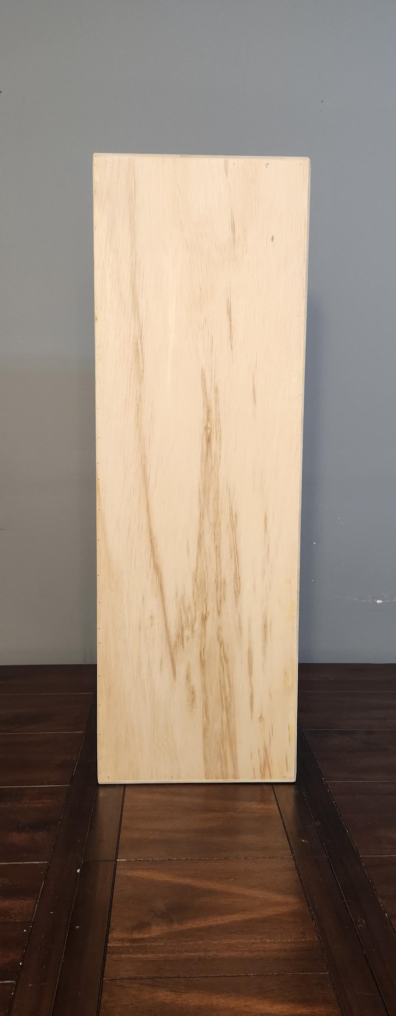 Puede incluir: Una tabla de madera lisa de color marr&oacute;n claro. La tabla est&aacute; hecha de madera contrachapada y tiene un patr&oacute;n de veta de madera natural.