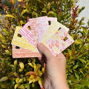 Diseños para tarjetas de crédito: ¡Opciones de carcasas de inglete! Carcasas y patrones de inglete naranja, amarillo y fresa.