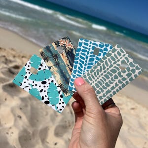 Skins pour cartes de crédit - Nouveaux motifs. Feuille de bananier, Hawaï vintage, hébreu sarcelle et hébreu sauge