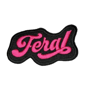 Broderad rosa och svart stryklapp med vildmotiv
