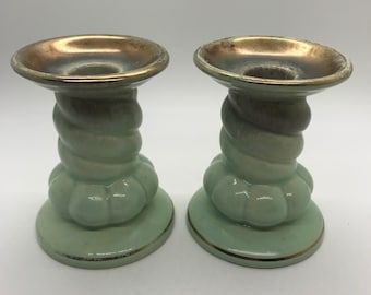 Wunderschönes Vintage Keramik Paar hellgrüne Kerzenhalter mit schönen geschwungenen Stielen und Goldbesatz - Made in Germany