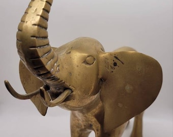 Mooie Vintage grote koperen olifant met verhoogde slurf en slagtanden