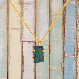 Collar de malaquita cruda calmante - Para lealtad Liderazgo Comodidad y equilibrio - Chapado en oro de 18k - Enviado en caja de regalo con tarjeta de información