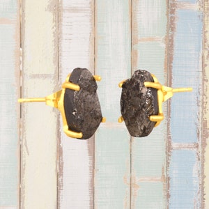 Pendientes de pirita cruda - Para equilibrar las emociones y la buena salud - En la configuración de 18k Gold Prong Envió un regalo lleno de tarjeta de información curativa