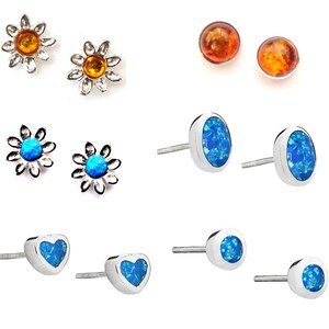 Könnte beinhalten: Ein Set mit 10 silbernen Ohrsteckern mit verschiedenen Edelsteindesigns. Die Ohrringe haben Designs mit blauem Opal, Bernstein und Blumen.