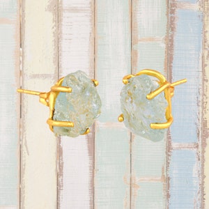 Pendientes de aguamarina cruda en un ajuste de puntas de oro de 18k para Serenity Peace & Cleansing - Regalo enviado con tarjeta de información curativa