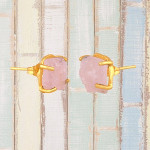 Pendientes de cuarzo rosa crudo en garra de oro de 18k - For Love Friendship Relaciones exitosas - Regalo enviado lleno de tarjeta de información curativa