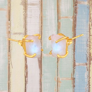 Pendientes de piedra lunar raw Rainbow para mayor confianza y asertividad en un regalo de 18k Gold Setting 18k repleto de tarjetas de información curativas