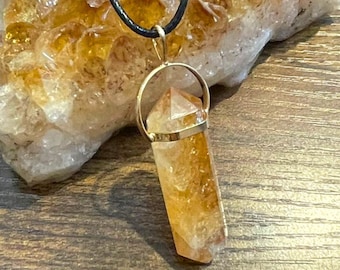 Colgante de punto grande de citrino chapado en oro de 18 quilates - Piedra de nacimiento de noviembre - Prosperidad Cristal Fortuna Curación de chakras del plexo solar - En bolsa de regalo