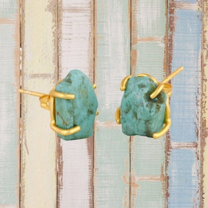 Pendientes crudos de turquesa de Arizona para la creatividad Sensibilidad e intuición 18k Gold Filled Prong Setting Regalo lleno de tarjeta de información curativa