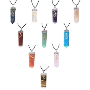 Pendente Cristallo Naturale Om Aum Peace inciso - Ametista Quarzo Rosa Verde Avventurina Occhio di Tigre Collana Lapis - In Custodia con Info Card