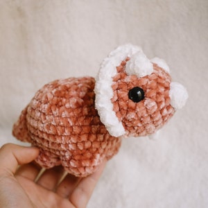 Peluche de triceratops de ganchillo