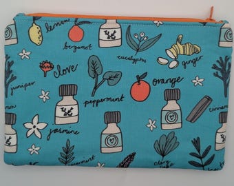 Padded essential oil zipper bag holds 6 oils and accessories