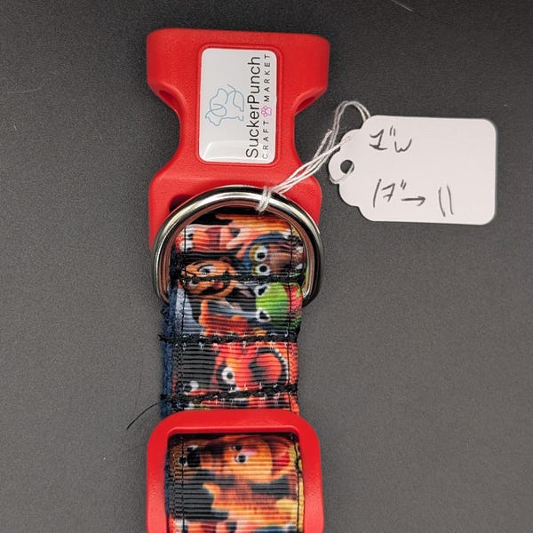 Collar para perro inspirado en los Muppets originales, ajustable, de 11" a 17", con herrajes rojos sólidos y 1" de ancho.