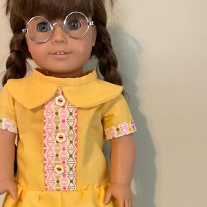 Pode incluir: Um conjunto de três canecas de cerâmica com acabamento fosco e salpicado. As canecas são em tons de creme, cinza claro e cinza escuro. Cada caneca tem um design simples e minimalista.