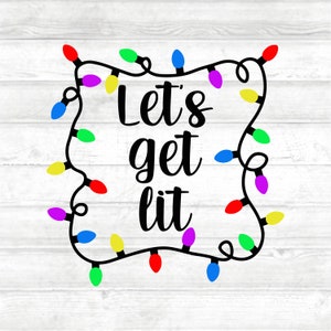以下が含まれることがあります： 「Let's get lit」というフレーズが、赤、緑、青、黄、紫のカラフルなクリスマスライトのストリングで囲まれた、気まぐれなフォントで書かれた黒いグラフィック。背景は白い木目です。
