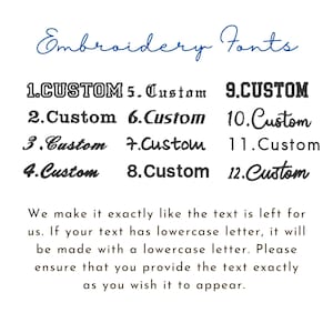 K&ouml;nnte beinhalten: Bild mit verschiedenen Stickschriftarten, nummeriert von 1 bis 12, mit dem Wort "Custom" in verschiedenen Stilen. Der Text erkl&auml;rt, wie der Text genau so gestickt wird, wie er angegeben wurde, einschlie&szlig;lich Kleinbuchstaben.