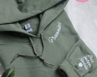 Custom Embroidered Grandma Sweatshirt with Grandkids Names on Sleeve, Personalized Minimalist Gift Nana Sweatshirt, Custom Grandpa hoodie