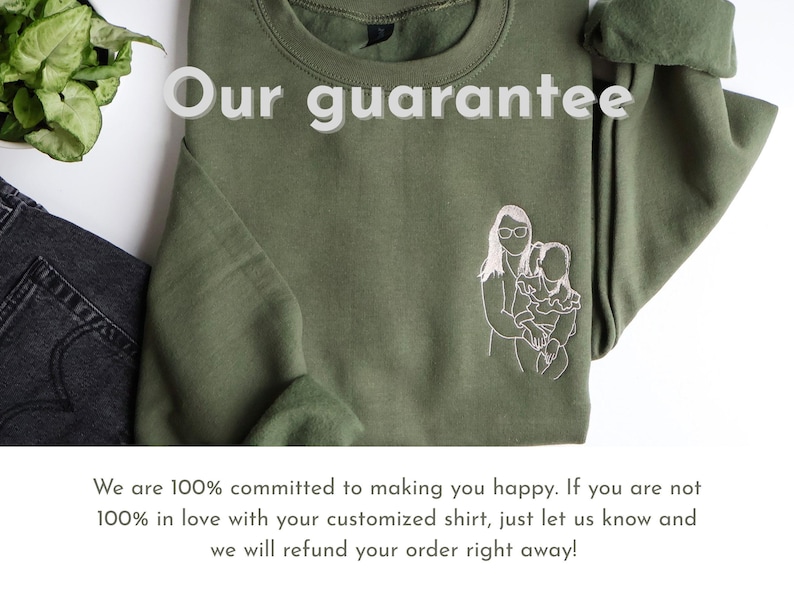 Puede incluir: Sudadera verde oliva con el texto "Our guarantee" y una ilustraci&oacute;n bordada de una madre y un ni&ntilde;o. La sudadera se combina con unos vaqueros negros y una peque&ntilde;a planta.
