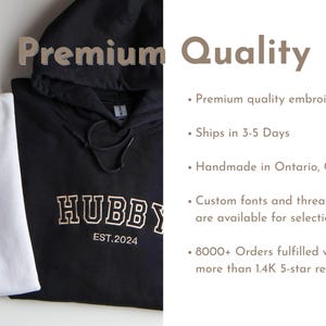K&ouml;nnte beinhalten: Zwei Kapuzenpullover, einer wei&szlig; und einer schwarz, mit gesticktem Text. Der schwarze Hoodie zeigt "HUBBY EST.2024" in wei&szlig;. Der wei&szlig;e Hoodie hat goldenen Text. Das Bild enth&auml;lt auch die Worte "Premium Quality".