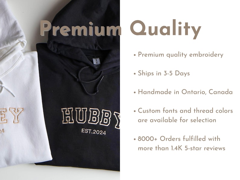 K&ouml;nnte beinhalten: Zwei Kapuzenpullover, einer wei&szlig; und einer schwarz, mit gesticktem Text. Der schwarze Hoodie zeigt "HUBBY EST.2024" in wei&szlig;. Der wei&szlig;e Hoodie hat goldenen Text. Das Bild enth&auml;lt auch die Worte "Premium Quality".