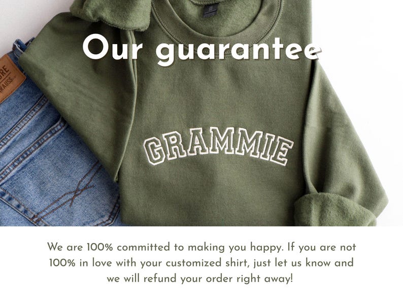 K&ouml;nnte beinhalten: Ein olivgr&uuml;nes Sweatshirt mit dem Wort "GRAMMIE" in wei&szlig;en, gebogenen Buchstaben. Das Sweatshirt liegt neben einer Jeans. Der Text "Our guarantee" steht oben.