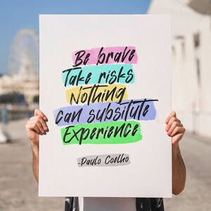 Paulo Coelho, Bok, Motto, Liv, Citat, Var modig, Ta risker, Erfarenhet, Väggkonst, Utskrivbar, Digital, Modern, Presentidéer, Födelsedag, Ny
