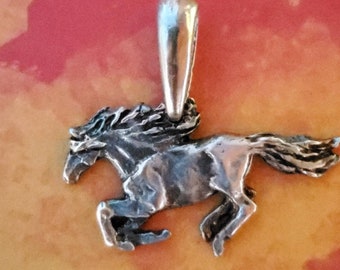 Hanger galopperend paard: ambachtelijke tinnen paardenketting, vuurpaard