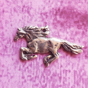 Colgante de caballo al galope: collar ecuestre artesanal de peltre