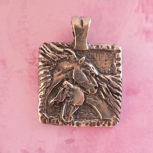 Knuffelen paarden hanger, tinnen paard sieraden, paardensport ketting, paardenliefhebber cadeau, schuur cadeau, cowgirl sieraden, studio zilveren pony