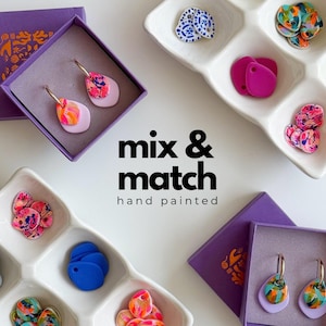 Mixa och matcha färgglada ringörhängen, Polymer Clay Huggies - Handmålade