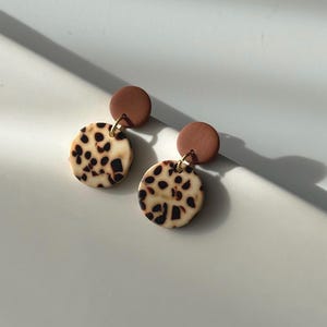 Petites boucles d'oreilles pendantes léopard - beiges et marron, plaquées or