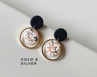 Handgemachte Terrazzo Ohrringe aus Polymer-Ton – Schwarz, Gold, Chirurgenstahl