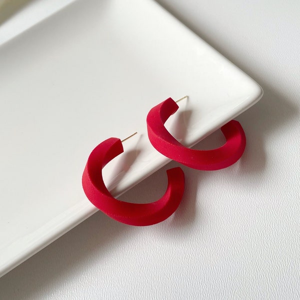 Creolen Rote Polymer-Ton-Ohrringe Intensiv rote Ohrringe Gedrehte Creolen Einzigartige Creolen Handgefertigte Ohrringe - Geschenk für Sie
