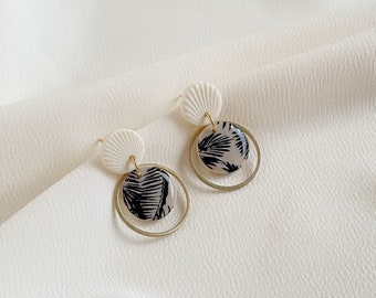 Earrings small minimalist elegant Ivory and cream with palms pattern circle with gold ring surgical stainless steel- EstudioKoaShop