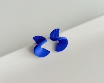 Orecchini a bottone in argilla polimerica blu cobalto, acciaio chirurgico, gioielli minimalisti intrecciati