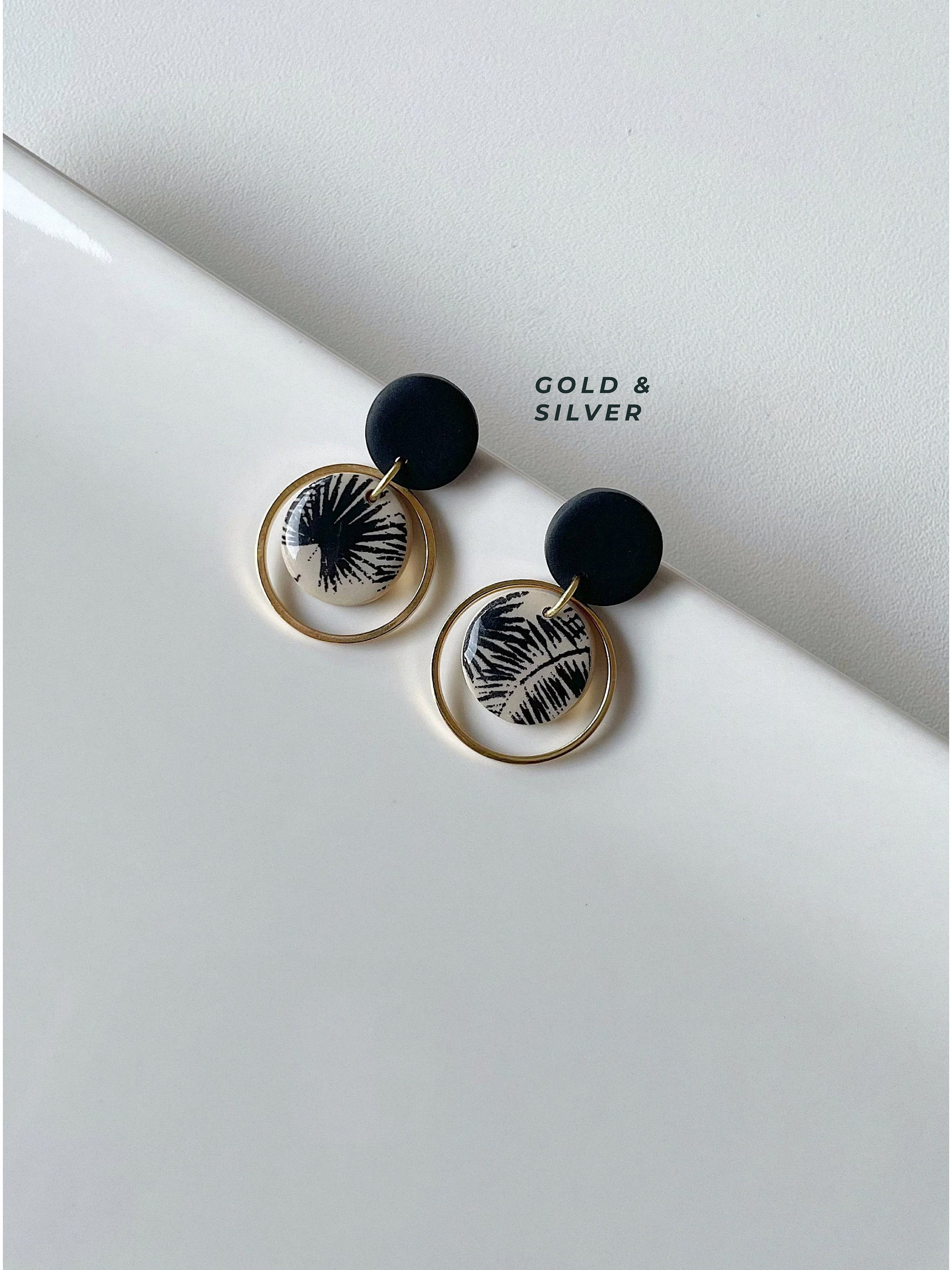 Earrings small minimalist elegant black and beige with palms pattern circle with gold ring surgical stainless steel- EstudioKoaShop