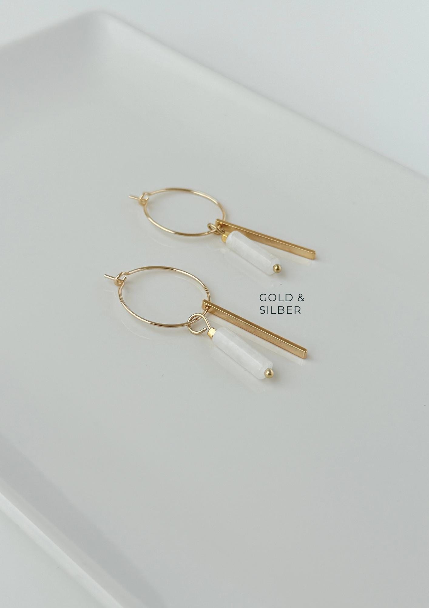 ORECCHINI CON GIADA BIANCA, CORALLO BAMBU E AGATA BIANCA - Gioielli ORECCHINI CON GIADA BIANCA, CORALLO BAMBU E AGATA BIANCA - Gioielli
