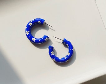 Hoop Ohrringe Blaue Gänseblümchen Blume handbemalt Holz Creolen Kobalt blaue Ohrringe Einzigartige Creolen Handgemachte Ohrringe - Geschenk für sie