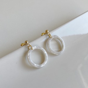 Ohrringe white pearl círculo pendiente acetato oro pendientes colorido edelstahl ohrringe boho pendientes elegante joyería mínima ligera