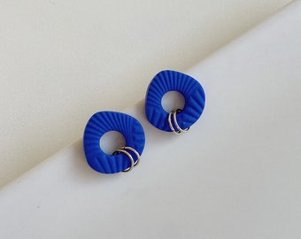 Pendientes azules arcilla polimérica con patrón donut forma pendientes declaración regalos de pernos de arcilla polimérica para sus pendientes hechos a mano azul cobalto / ALOHA