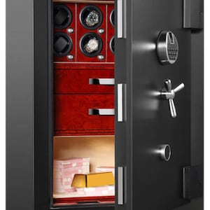Op de afbeelding: Een zwarte kluis met een digitaal toetsenbord en een combinatie slot. De kluis heeft een ingebouwde horlogewinder met meerdere vakken voor horloges. De kluis is open en er liggen stapels geld en een gouden staaf in.