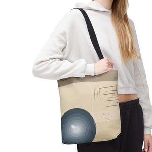 Bolso tote con estampado abstracto de ondas neutras y patrón geométrico de círculos.