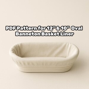Może przedstawiać: Owalny kosz banneton z kremową wkładką. Kosz wykonany jest z tkanego materiału z poziomymi paskami. Tekst na zdjęciu brzmi: "PDF Pattern for 12" & 10" Oval Banneton Basket Liner."