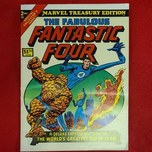 Puede incluir: Una portada de cómic vintage con los Cuatro Fantásticos. La portada es amarilla con un fondo verde. El título "The Fabulous Fantastic Four" está en letras rojas y blancas. Los personajes están representados en poses de acción. La portada también incluye el texto "Marvel Treasury Edition" y "A Deluxe Limited Edition of The World's Greatest Super-Team."