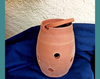 Compostador de lombrices de barro hecho a mano para un huerto ecológico. Reciclaje y producción de fertilizante natural.