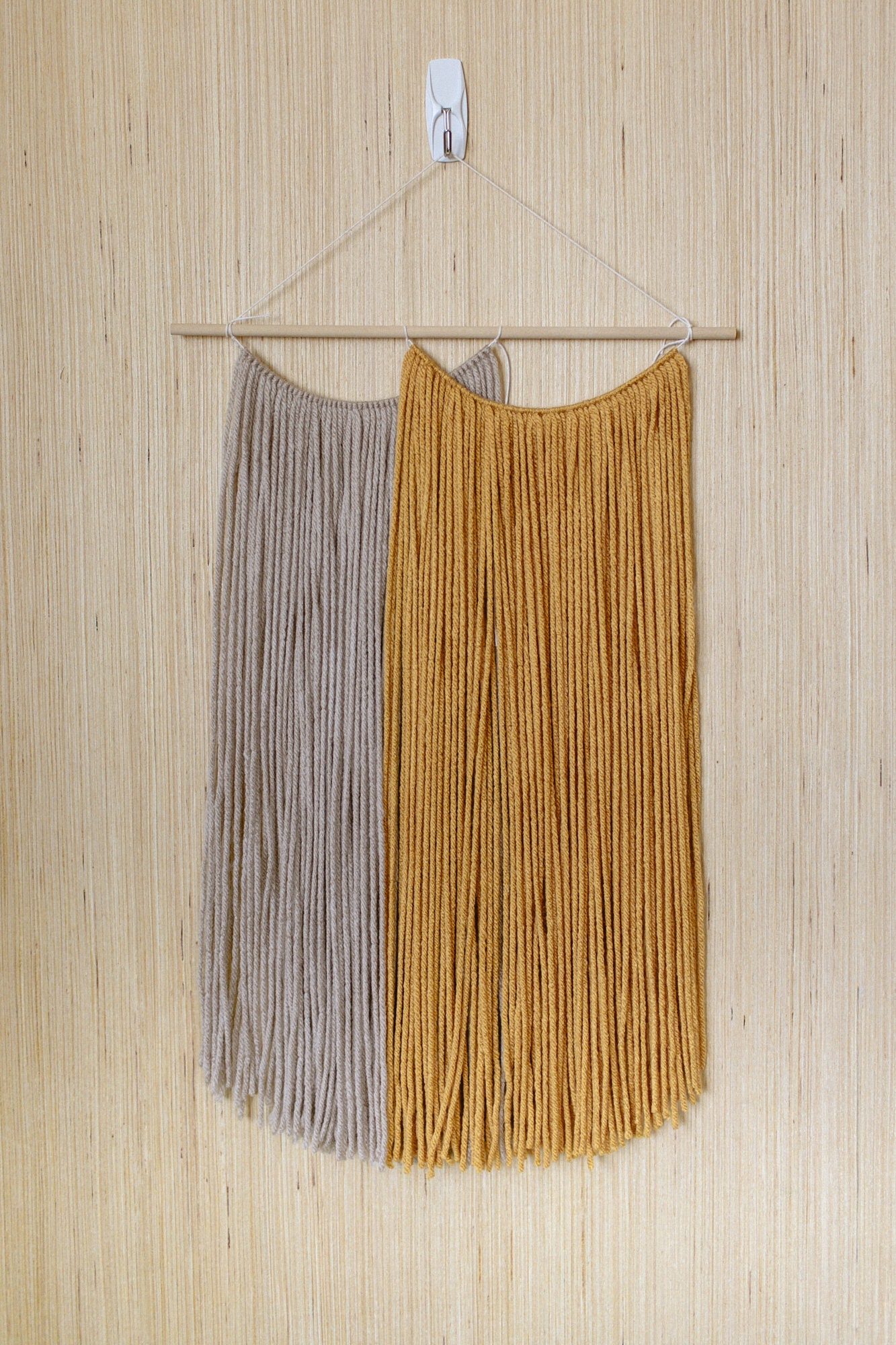 Gris de dos tonos y amarillo mostaza simple colgando de pared | Etsy