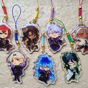 Puede incluir: Conjunto de ocho amuletos de personajes de anime coloridos con fondos de acr&iacute;lico transparente y anillos de metal dorados. Cada amuleto presenta un personaje diferente con detalles y expresiones &uacute;nicos. Los amuletos est&aacute;n unidos a cordones de cuerda coloridos con cuentas doradas.