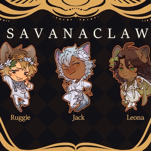 Op de afbeelding: Drie cartoonfiguren uit de Savanaclaw-slaapkamer in het videospel Twisted Wonderland. De personages zijn Leona, Jack en Ruggie. Leona is een leeuwin met bruin haar en groene ogen, Jack is een wolf met wit haar en oranje ogen, en Ruggie is een hyena met bruin haar en gele ogen. Alle drie de personages dragen witte outfits met bloemmotieven.